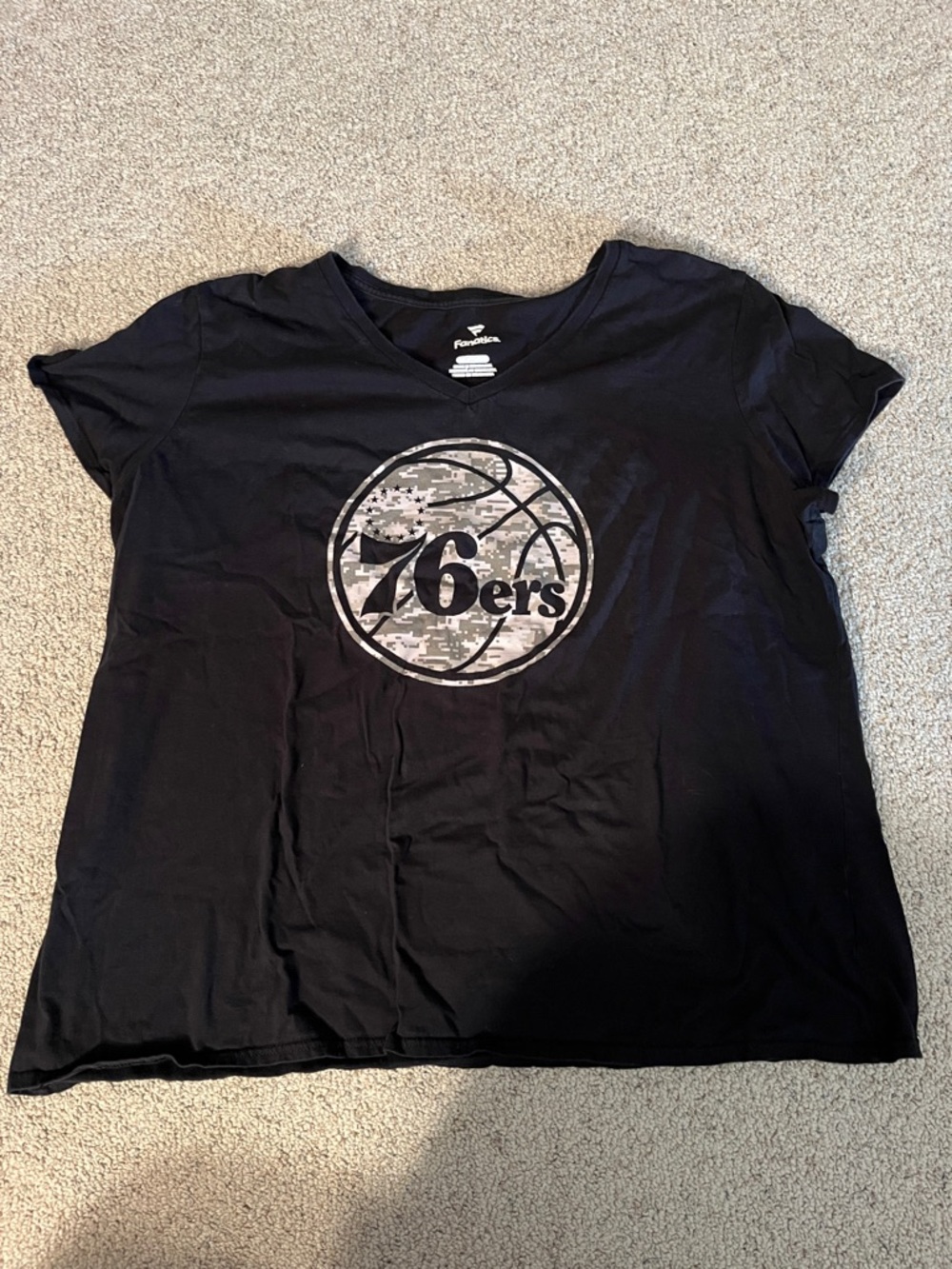 Fanatics Women's Black Short Sleeve 76ers Camo Logo Tee